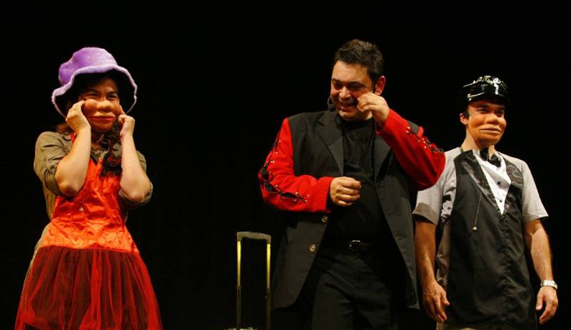 LA MALLE AUX SECRETS : Un spectacle pour enfants avec de la magie, de la ventriloquie et de l'humour !