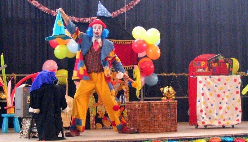 LA FOLLE AVENTURE DU CLOWN BARBICHE : Un spectacle clownesque avec magie et animaux: