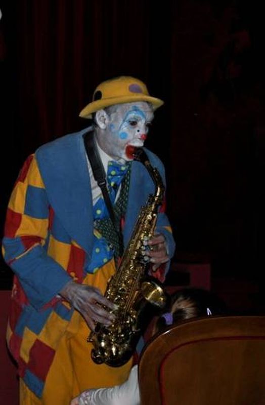 LA FOLLE AVENTURE DU CLOWN BARBICHE : Un spectacle clownesque avec magie et animaux: