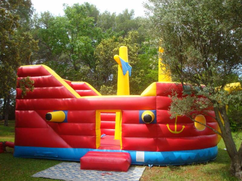 louer structure gonflable sur le théme des pirates sur auriol et trets