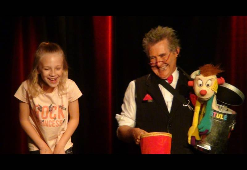 LES APPRENTIS LUTINS DU PÈRE NOEL : Un spectacle de magie et ventriloquie familial avec beaucoup de participation