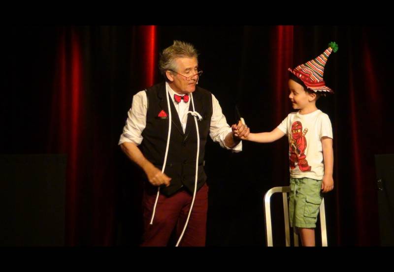 LES APPRENTIS LUTINS DU PÈRE NOEL : Un spectacle de magie et ventriloquie familial avec beaucoup de participation