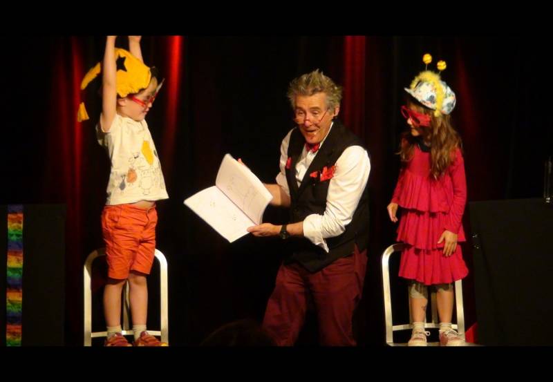 LES APPRENTIS LUTINS DU PÈRE NOEL : Un spectacle de magie et ventriloquie familial avec beaucoup de participation