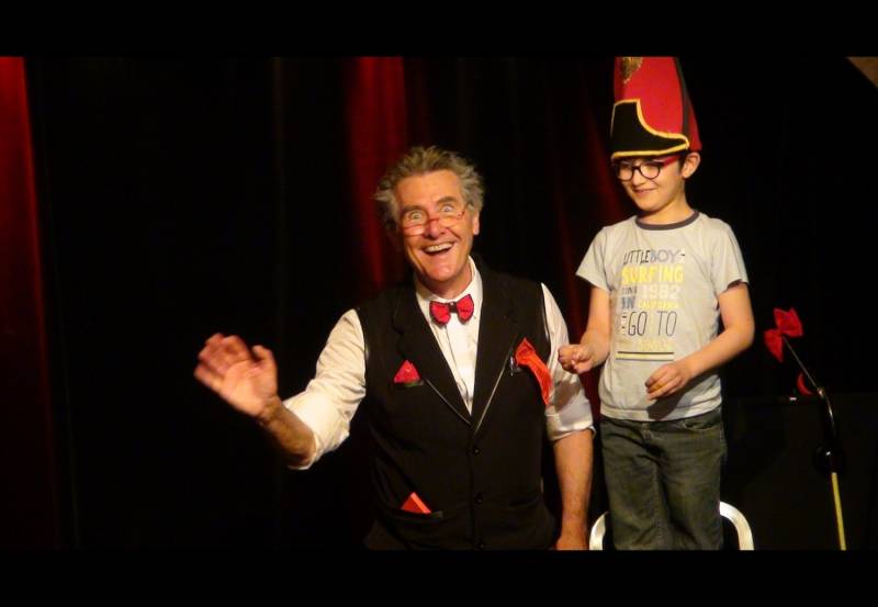 LES APPRENTIS LUTINS DU PÈRE NOEL : Un spectacle de magie et ventriloquie familial avec beaucoup de participation