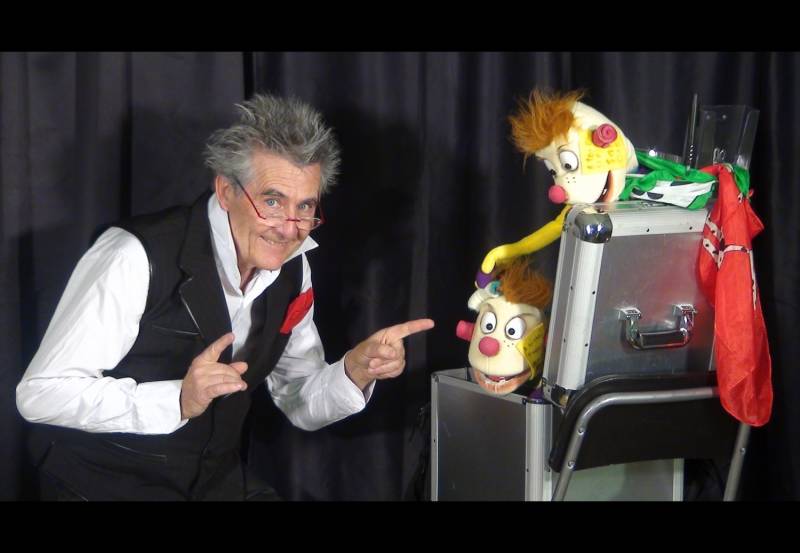 LES APPRENTIS LUTINS DU PÈRE NOEL : Un spectacle de magie et ventriloquie familial avec beaucoup de participation