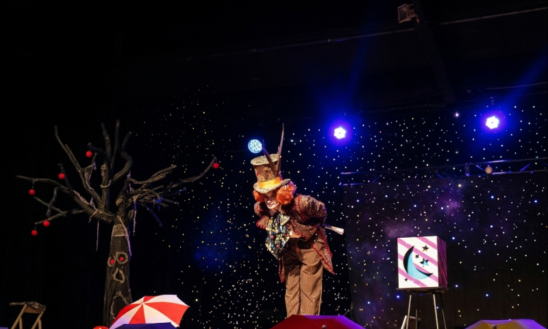 Spectacle de magie familial, Le Chapelier toqué pour arbre de noël de comité d'entreprise et CSE en région PACA