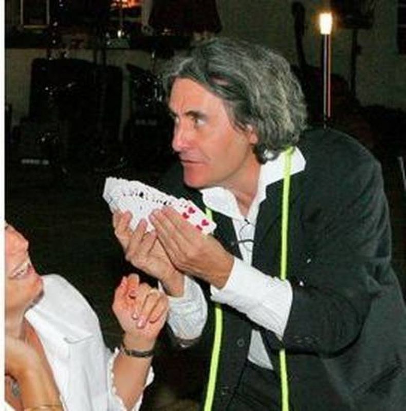 Magicien close up pour gala à Cannes