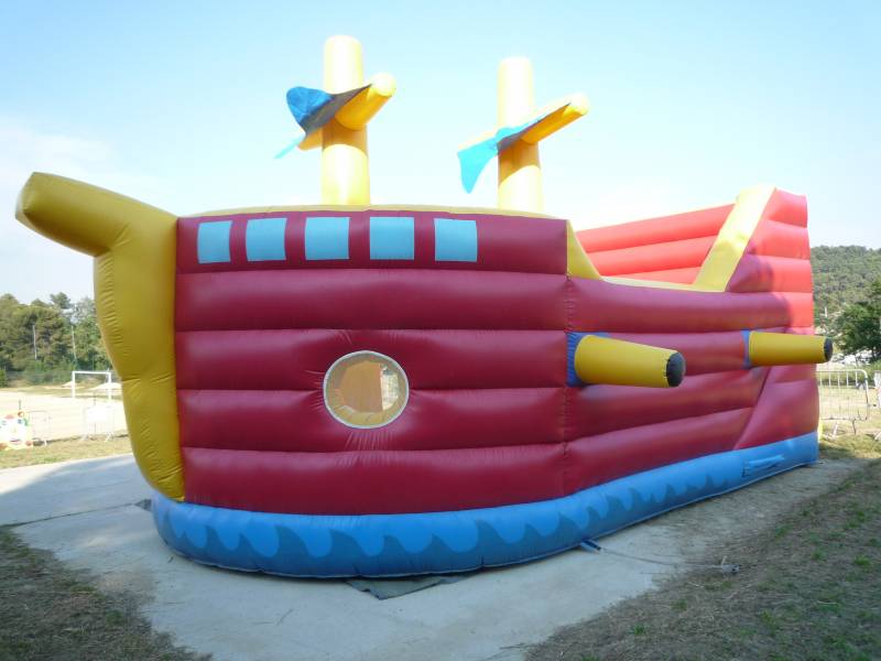 grand chateau gonflable pirate pour animation sur velaux et vitrolle