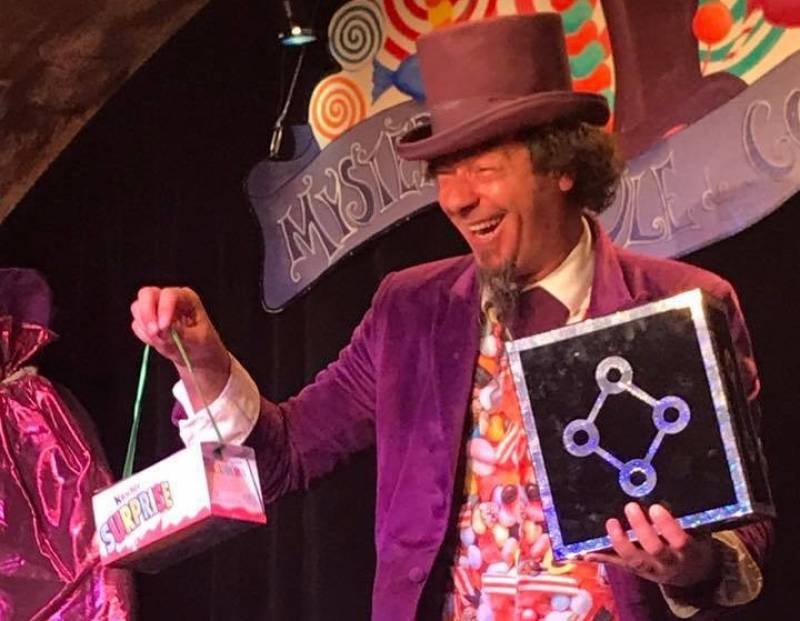 MYSTÈRE ET BOULE DE GOMME : un spectacle avec un magicien plein de surprises