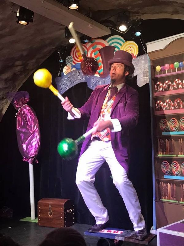 MYSTÈRE ET BOULE DE GOMME : un spectacle avec un magicien plein de surprises