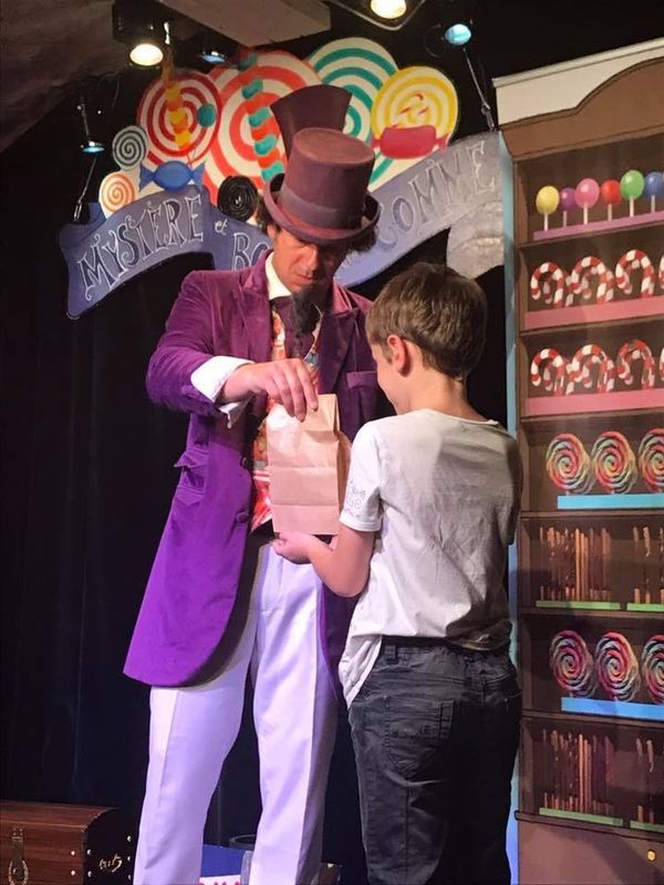 MYSTÈRE ET BOULE DE GOMME : un spectacle avec un magicien plein de surprises