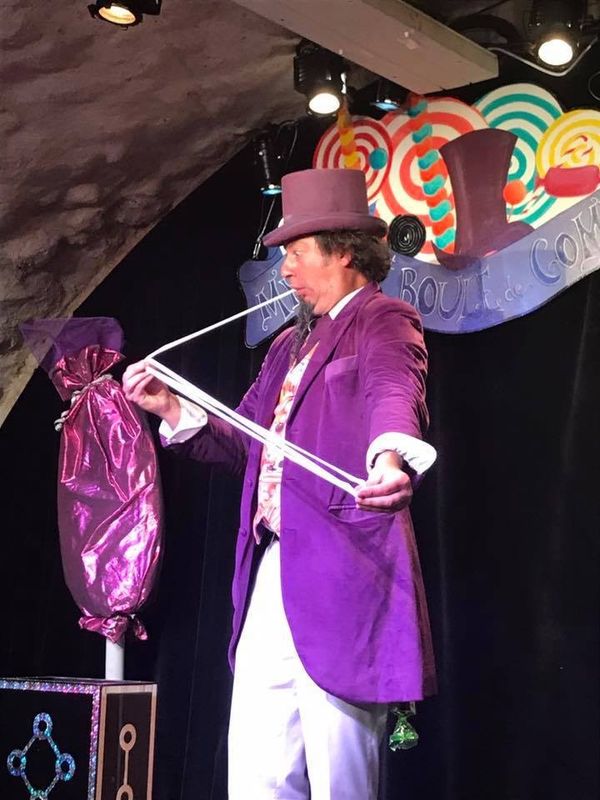 MYSTÈRE ET BOULE DE GOMME : un spectacle avec un magicien plein de surprises