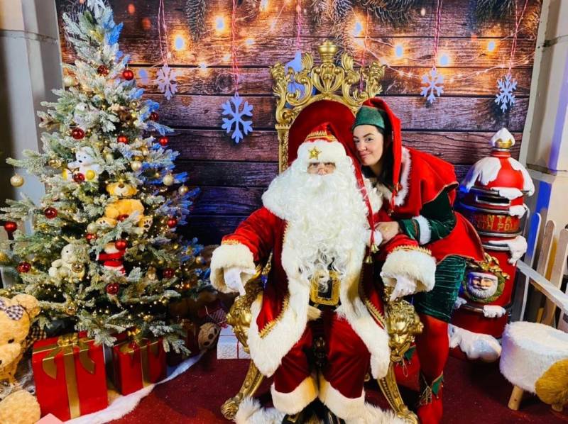 le père noël et ses lutins pour photo de noël à istres et miramas